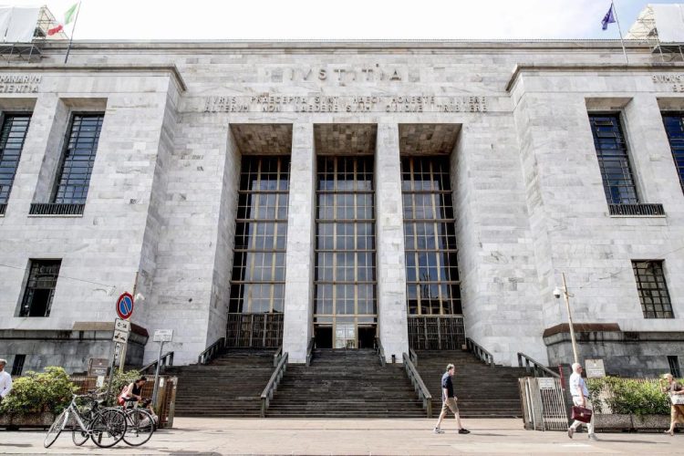 Violenza sessuale a Milano, i due indagati si presentano in procura - nella foto, la procura di Milano
