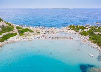 Spiaggia di Punta Molentis. Ordinanza sulle spiagge sarde: ombrelloni vietati a chi ha tra 10 e 65 anni, caso internazionale