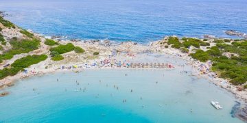 Spiaggia di Punta Molentis. Ordinanza sulle spiagge sarde: ombrelloni vietati a chi ha tra 10 e 65 anni, caso internazionale
