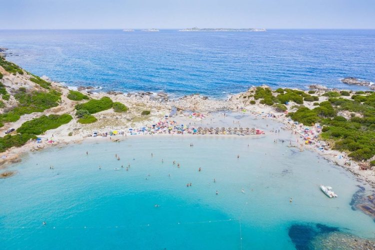 Spiaggia di Punta Molentis. Ordinanza sulle spiagge sarde: ombrelloni vietati a chi ha tra 10 e 65 anni, caso internazionale