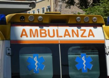 retro di un'ambulanza, soccorsi intervenuti per un 19enne morto a Reggio Emilia investito da una bicicletta