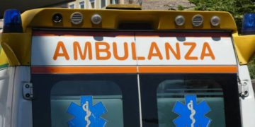 retro di un'ambulanza, soccorsi intervenuti per un 19enne morto a Reggio Emilia investito da una bicicletta