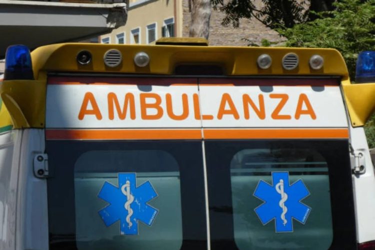 retro di un'ambulanza, soccorsi intervenuti per un 19enne morto a Reggio Emilia investito da una bicicletta