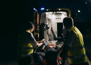 immagine dei soccorsi intervenuti a Roccafranca quando un ragazzo cade dal cofano dell’auto dell’amico e muore