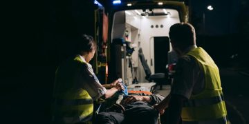 immagine dei soccorsi intervenuti a Roccafranca quando un ragazzo cade dal cofano dell’auto dell’amico e muore