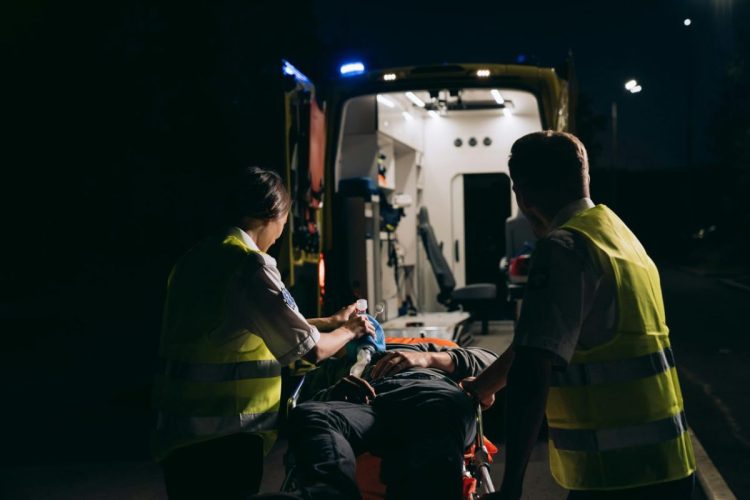 immagine dei soccorsi intervenuti a Roccafranca quando un ragazzo cade dal cofano dell’auto dell’amico e muore