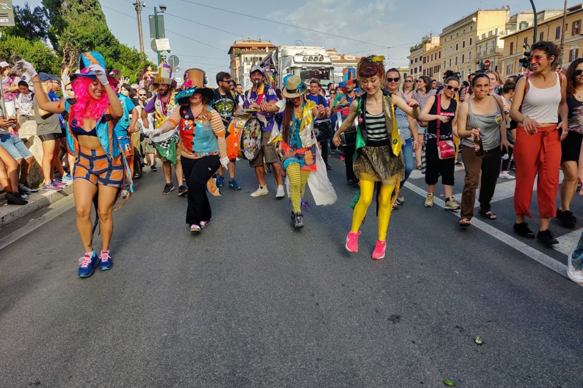 Il caldo ferma i Pride: a Milano si posticipa, Parigi rimanda a settembre