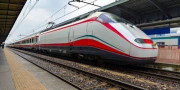 Treno fermo sotto il sole a Milano: 300 passeggeri senza aria condizionata per ore