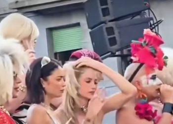 Carro al Milano Pride con Lorenzo Pezzotti accanto a Elodie e Francesca Nuredini. "Salvini faceva i p****ni alle trans": gli insulti dal carro al Milano Pride, poi le scuse