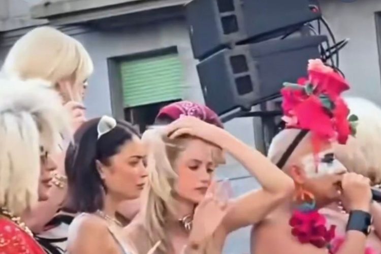 Carro al Milano Pride con Lorenzo Pezzotti accanto a Elodie e Francesca Nuredini. "Salvini faceva i p****ni alle trans": gli insulti dal carro al Milano Pride, poi le scuse