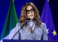 primo piano di Daniela Santanchè davanti a un microfono