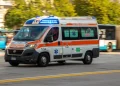 Una ambulanza dopo lo scontro a Taranto costato la vita a una 91enne