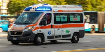 Una ambulanza dopo lo scontro a Taranto costato la vita a una 91enne