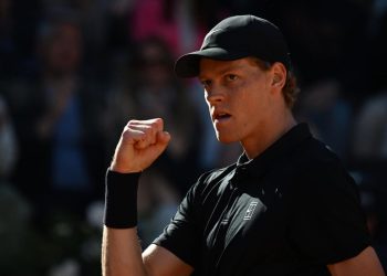 primo piano di Jannik Sinnere durante una partita con pugno alzato per esultanza