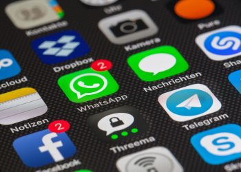Influencer AI: l'Europa impone etichette, aziende costrette alla trasparenza