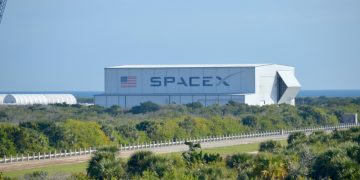 SpaceX hangar at LC39A, Kennedy Space Center.jpg