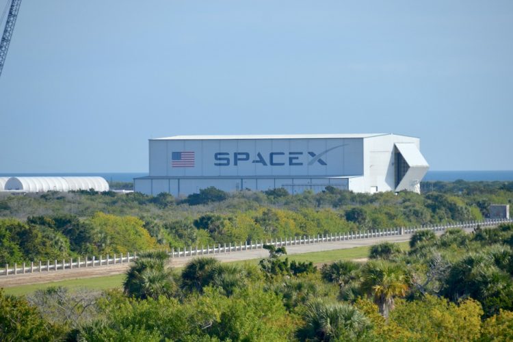 SpaceX hangar at LC39A, Kennedy Space Center.jpg