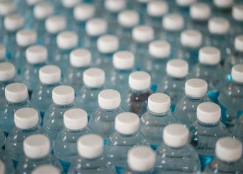 Bottiglie d'acqua. Stop UE alle confezioni d'acqua le bottigliette si compreranno singole