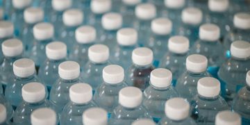 Bottiglie d'acqua. Stop UE alle confezioni d'acqua le bottigliette si compreranno singole