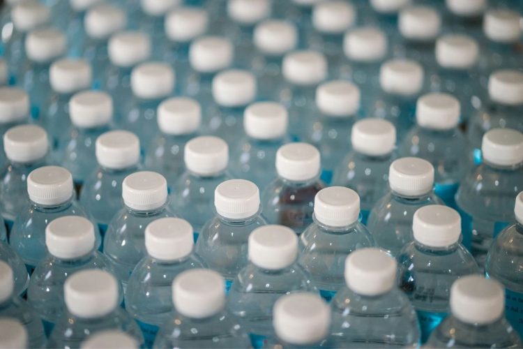 Bottiglie d'acqua. Stop UE alle confezioni d'acqua le bottigliette si compreranno singole