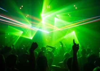 immagine di un locale notturno con persone che ballano
