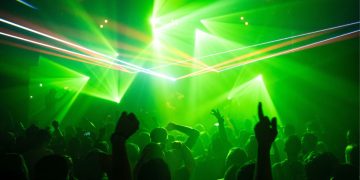 immagine di un locale notturno con persone che ballano
