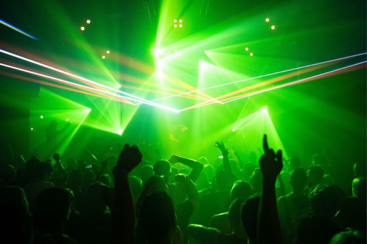 immagine di un locale notturno con persone che ballano