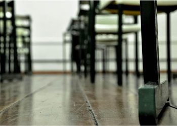 Studentessa in coma viene bocciata per le assenze - nella foto, dei banchi di scuola