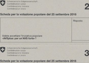 Svizzera, vince il no al referendum - nella foto, delle schede per il voto popolare in Svizzera