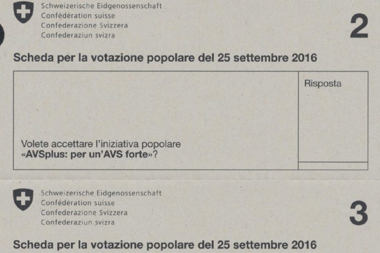 Svizzera, vince il no al referendum - nella foto, delle schede per il voto popolare in Svizzera