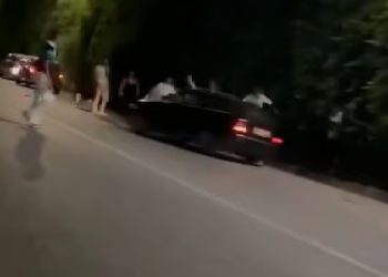 fermo immagine del video diventato virale di un auto lanciata davanti alla discoteca di Taormina, fermati due giovani