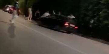 fermo immagine del video diventato virale di un auto lanciata davanti alla discoteca di Taormina, fermati due giovani