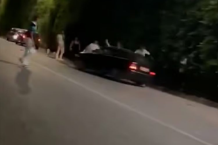 fermo immagine del video diventato virale di un auto lanciata davanti alla discoteca di Taormina, fermati due giovani
