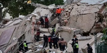 Soccorritori e polizia esaminano macerie edificio crollato dopo terremoto in Venezuela
