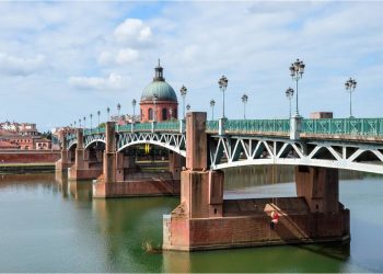 Immagine di un ponte di Tolosa per la decisione di imporre un coprifuoco ai minori di 16 anni durante i Mondiali 2026