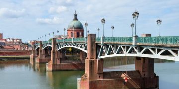 Immagine di un ponte di Tolosa per la decisione di imporre un coprifuoco ai minori di 16 anni durante i Mondiali 2026