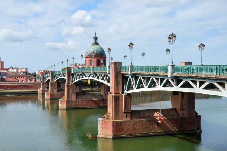 Immagine di un ponte di Tolosa per la decisione di imporre un coprifuoco ai minori di 16 anni durante i Mondiali 2026