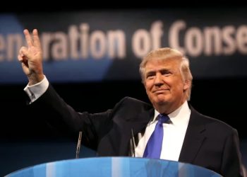 primo piano di Trump davanti a un microfono