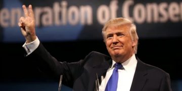 primo piano di Trump davanti a un microfono