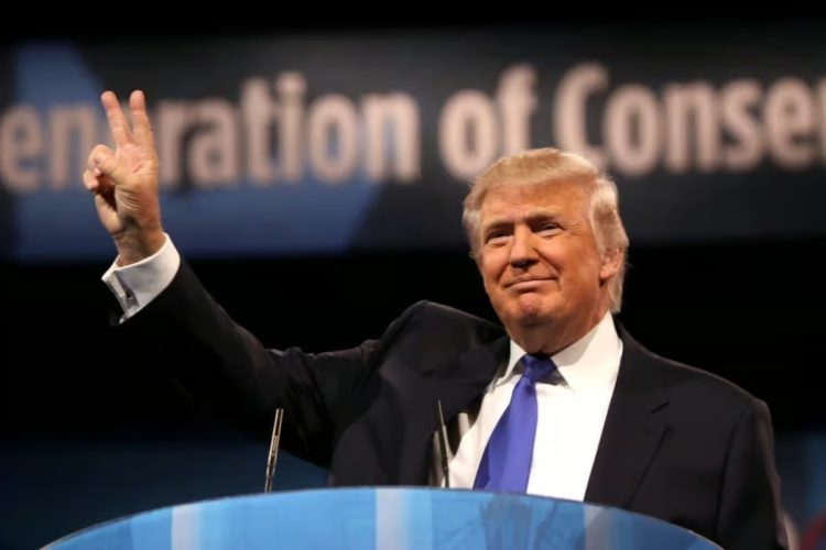 primo piano di Trump davanti a un microfono