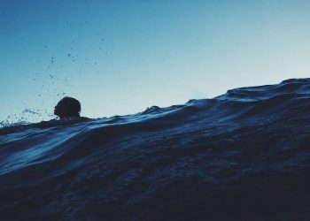 Una persona che rischia di annegare