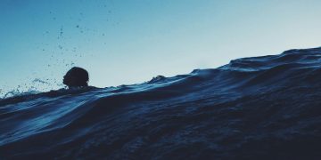 Una persona che rischia di annegare