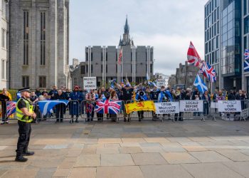 Una protesta contro l'immigrazione illegale in Irlanda
