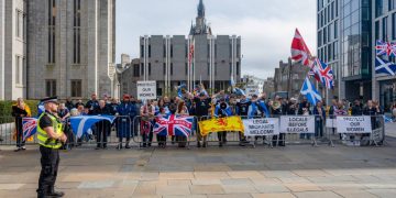 Una protesta contro l'immigrazione illegale in Irlanda