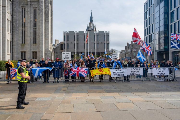 Una protesta contro l'immigrazione illegale in Irlanda