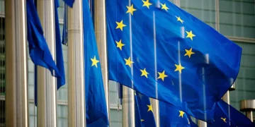 Unione Europea, scatta la tassa sui pacchi | nella foto, delle bandiere dell'Unione Europea