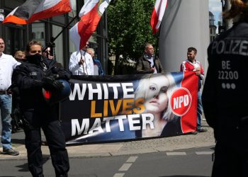 Uno striscione legato al movimento White Lives Matter