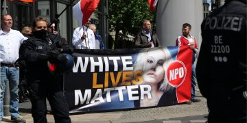 Uno striscione legato al movimento White Lives Matter