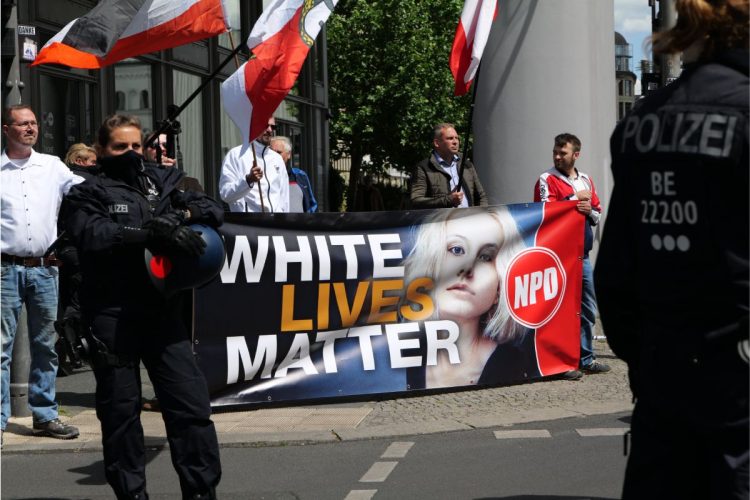 Uno striscione legato al movimento White Lives Matter