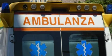 Cinisello Balsamo, uomo dà fuoco al padre - nella foto, un'ambulanza